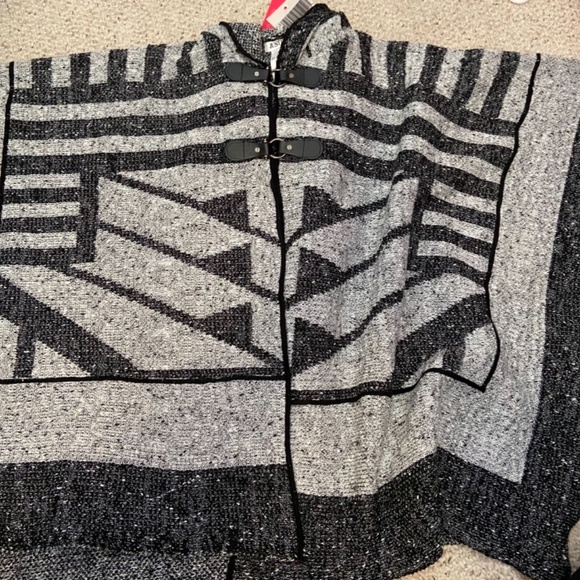 JustFab Sweater Poncho - Picture 3 of 3